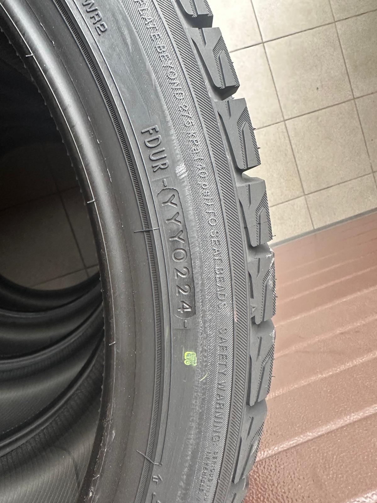 265/40r21 front 295/35r21 rear, Yokohama G075 winter tires set - Image 3