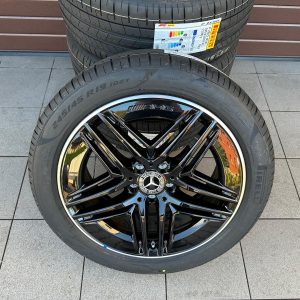 Original V-Class / Vito W447 W448 Facelift II Amg 5-spoke alloy wheels black with pressure sensors, Pirelli tires r19