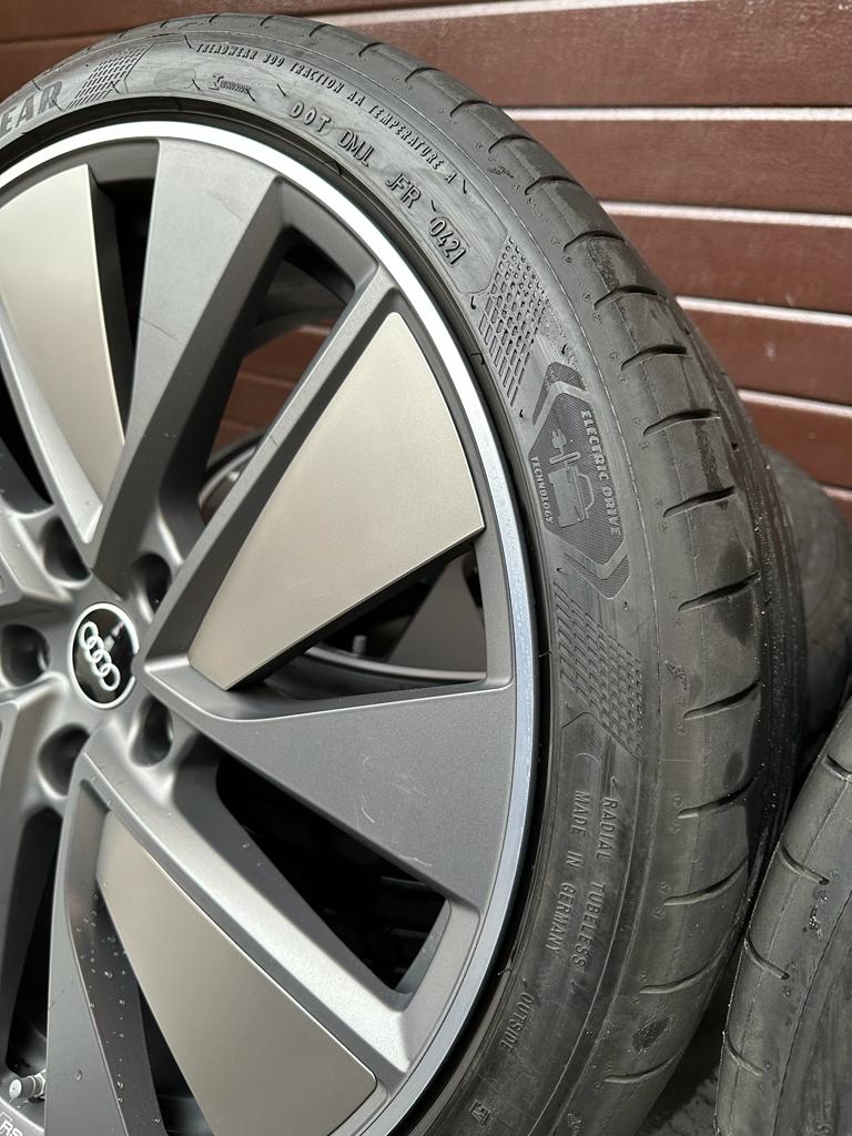 Original RS e-tron GT Wheels with pressure sensors, summer tires Good Year r21 - Image 4