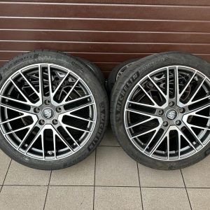 Original Panamera Facelift with pressure sensors, Michelin tires r21
