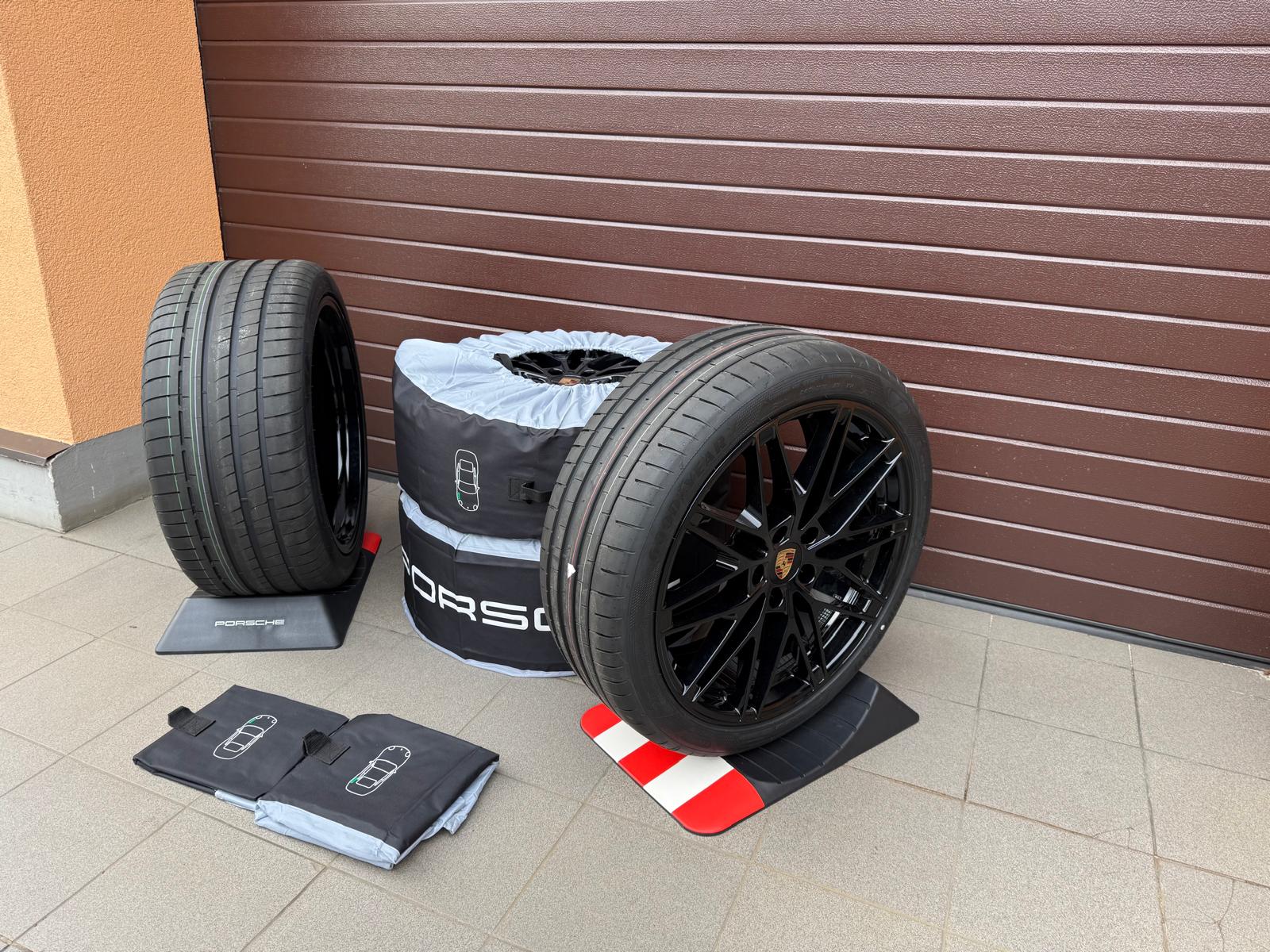 Original Macan Turbo Wheels with pressure sensors, tires Good Year r22 Comes with tyre carre bags and Park distance pads - Image 3