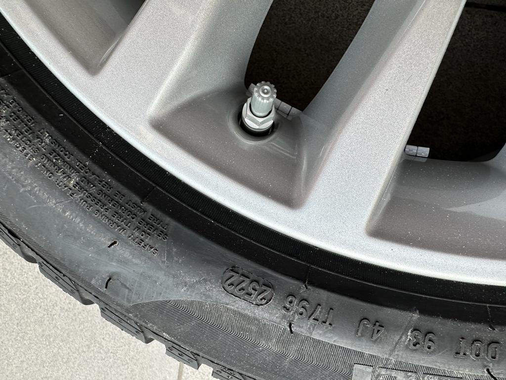 Original G30 G31 W-Spoke 632 reflex silver, Rims with pressure sensors for winter tires Pirelli r18 - Image 4