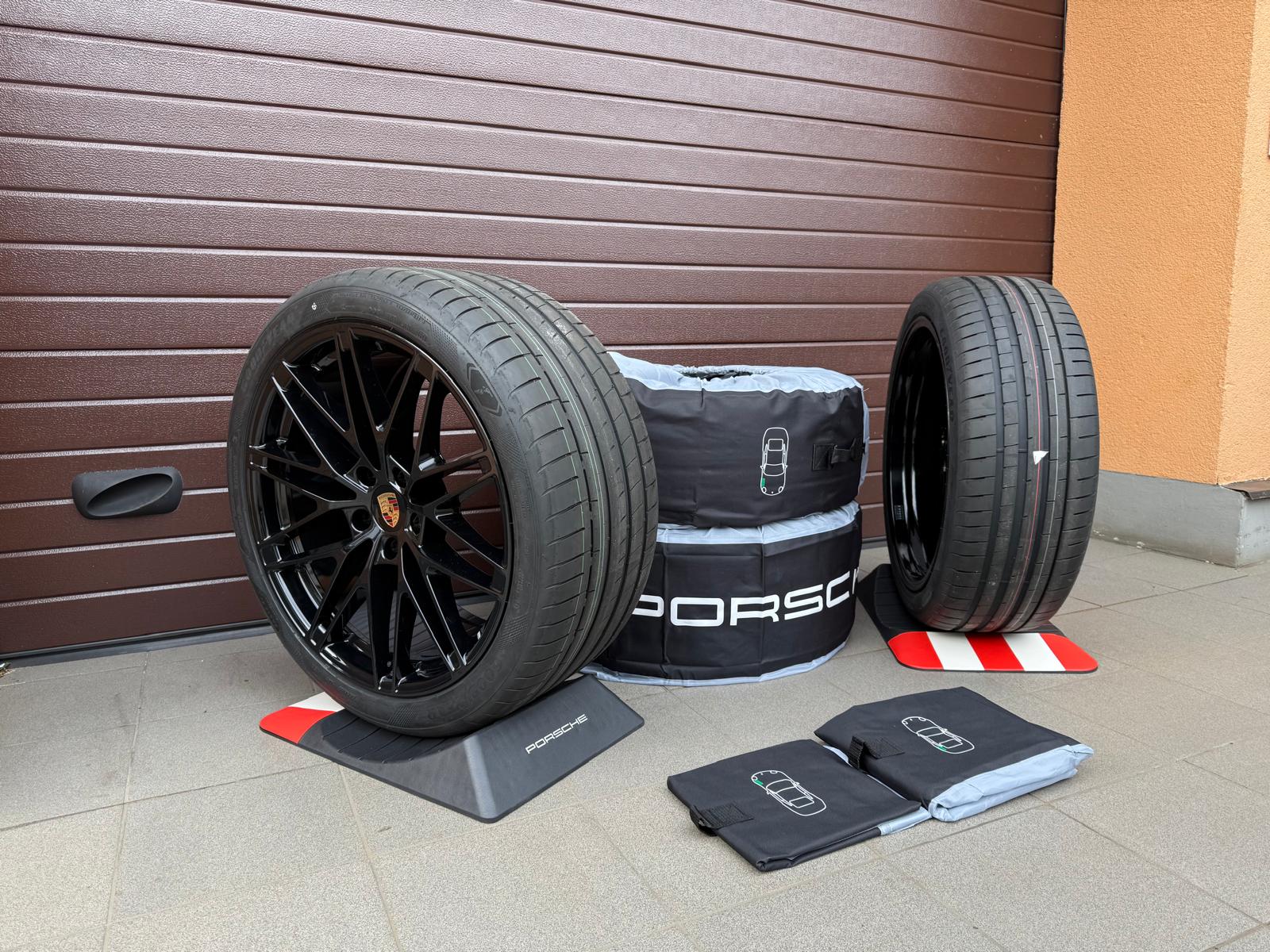 Original Macan Turbo Wheels with pressure sensors, tires Good Year r22 Comes with tyre carre bags and Park distance pads