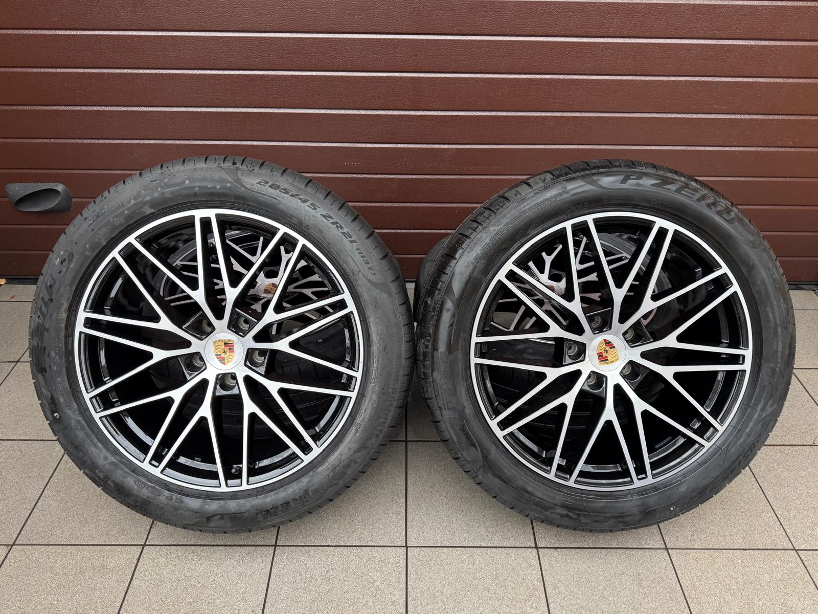 Original Cayenne / Cayenne Coupe RS Spyder design. Painted in Black (high gloss) with polished frontal areas, Wheels with pressure sensors, Pirelli Summer tires r21