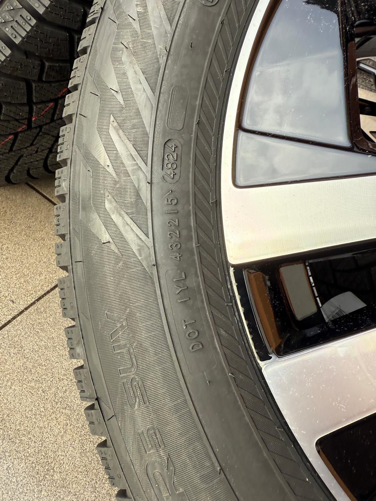 Original Xc60 5-Double Spoke Black Diamond Cut Aluminum, Wheels with Nokian winter tires r18 - Image 3