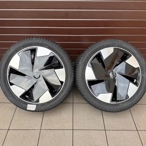 Original Ex30 "5-spoke Aero" Wheels with Nokian winter tires r19
