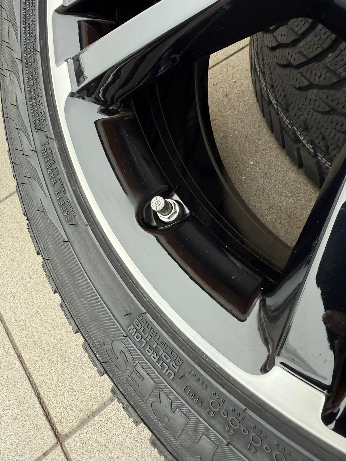 Original CLA C/X118 Wheels with pressure sensors, Winter tires Nokian r18 - Image 3